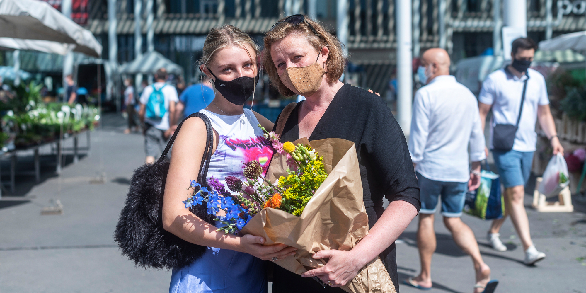 Dochter en moeder houden een boeket vast
